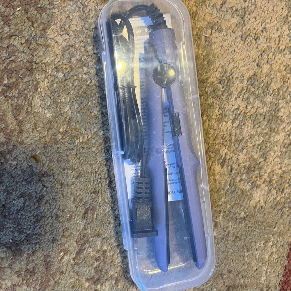 *NIB* ~ travel size NEVER USED 
Hair Straightener with Case